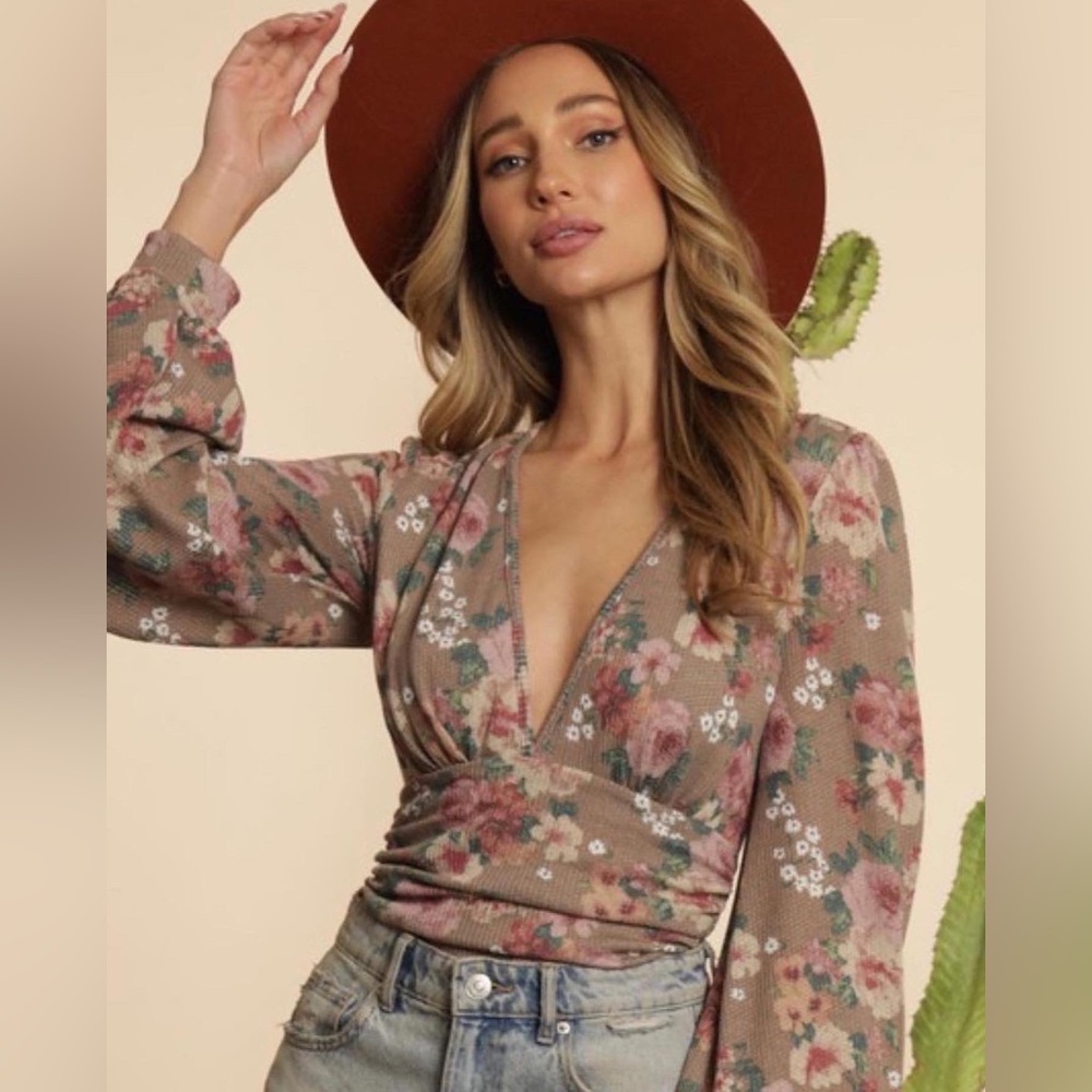💕Pink Floral Deep Plunge Bodysuit 💕